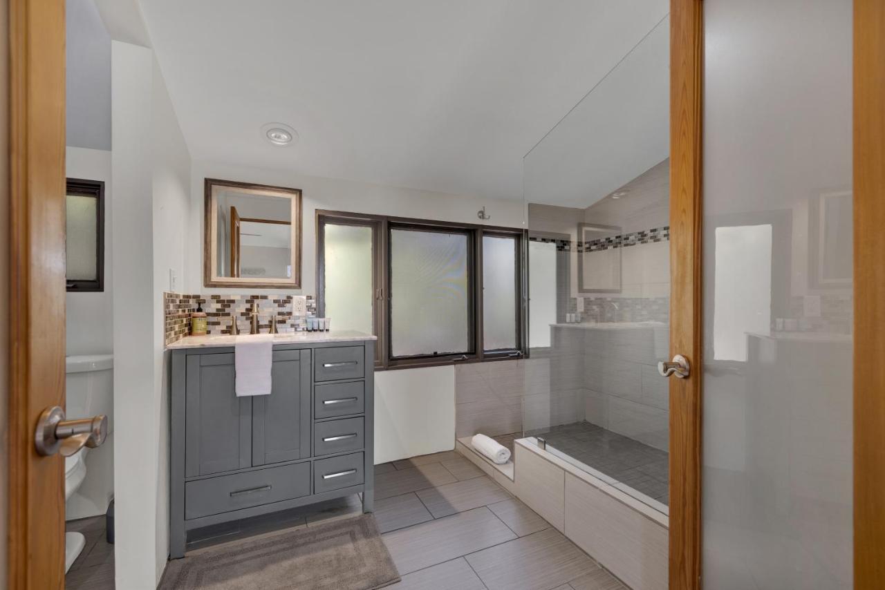 406 Lodge-A: Hot-Tub & 2 Blks To Main St Фредериксбург Екстериор снимка